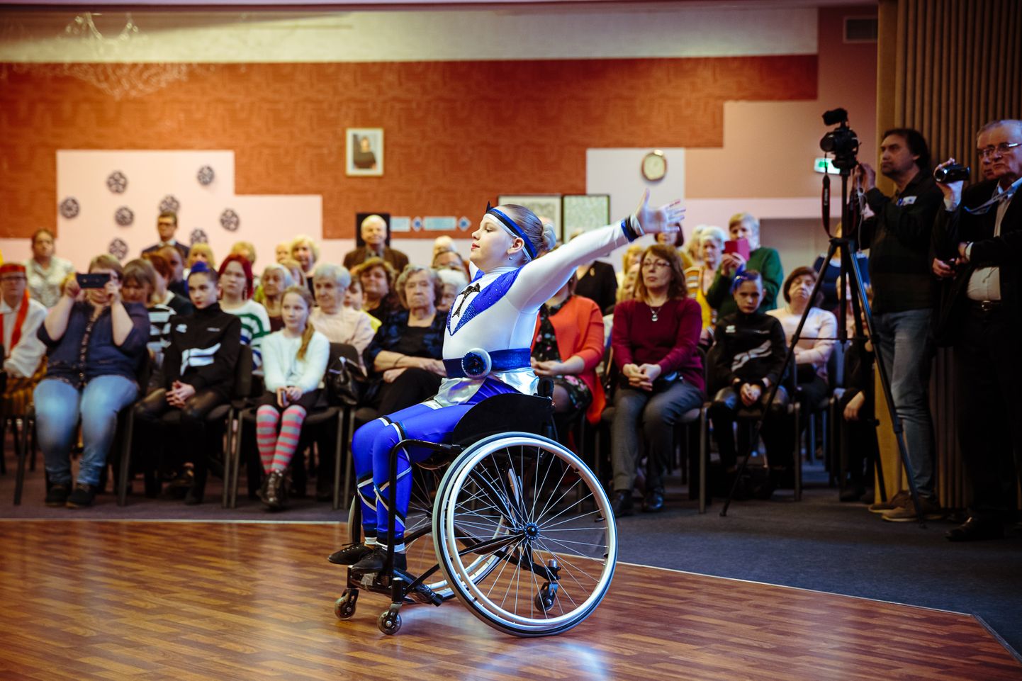 На праздновании дня рождения Эстонии в Нарвской эстонской гимназии сюрпризом было выступление городских танцоров в инвалидных колясках из некоммерческого объединения "Матвейка".