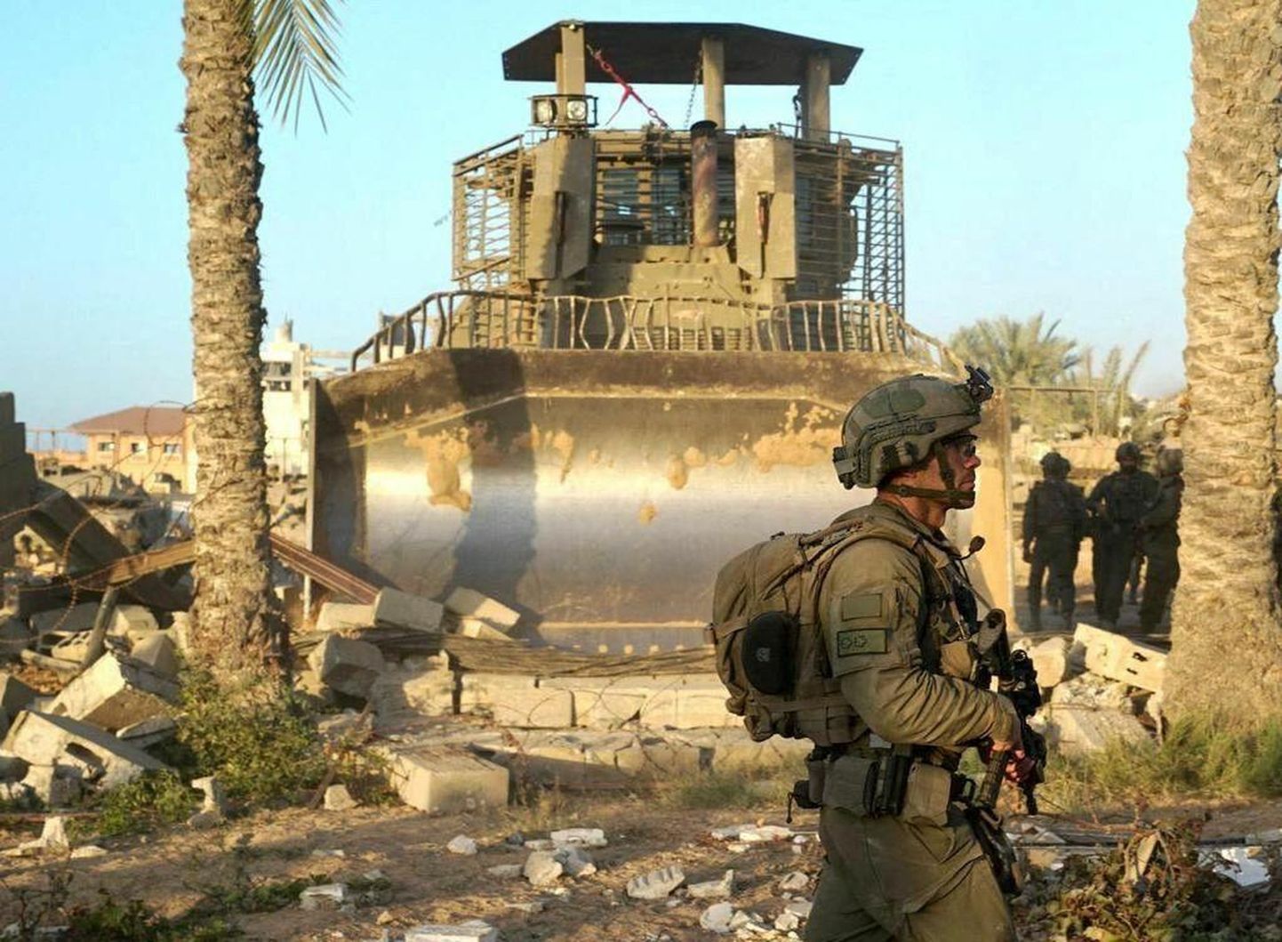 Iisraeli kaitsejõudude buldooser Gazas vägedele teed tegemas.