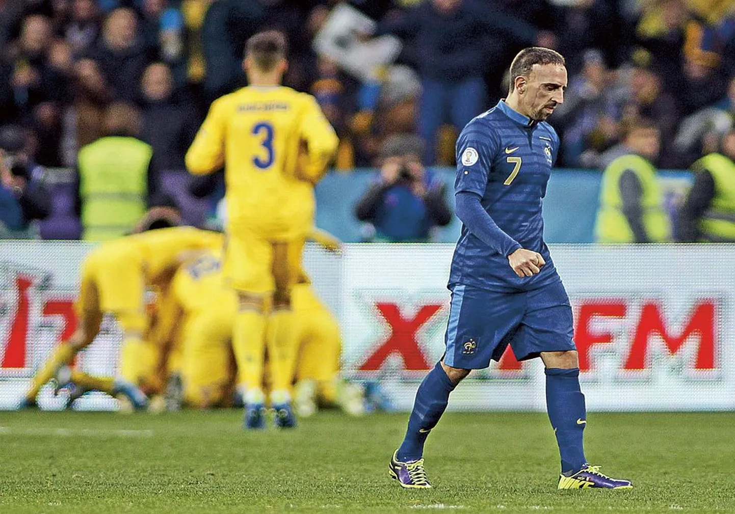 Своим напором украинцы сумели испортить настроение самой большой звезде французской команды — полузащитнику Франку Рибери.