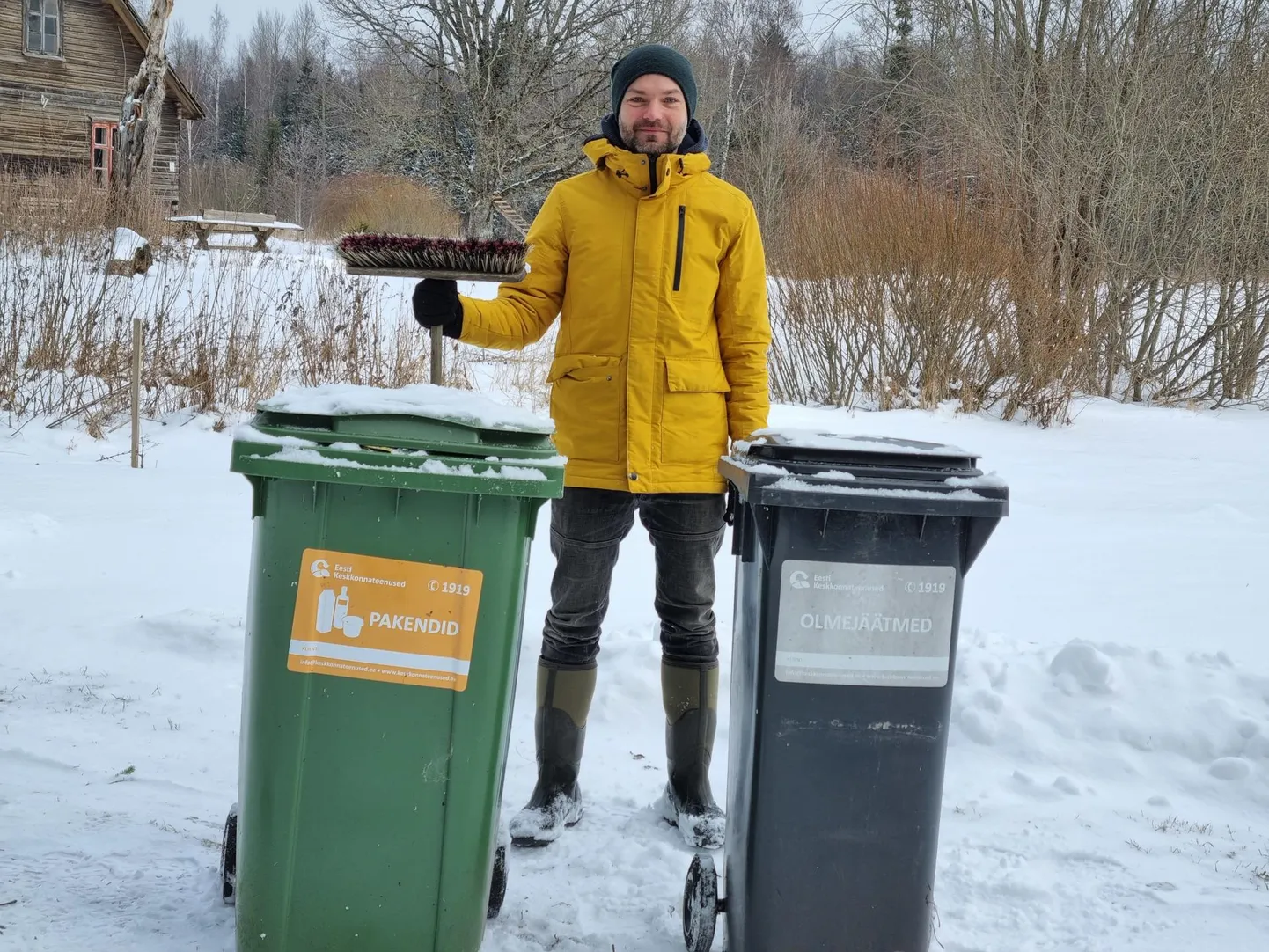 Soomaal elav Mardu talu peremees Rait Parts näitas konteinerit (vasakul), mille Eesti Keskkonnateenused talle möödunud aasta märtsis müüs ja millel on kirjas «Pakendid».