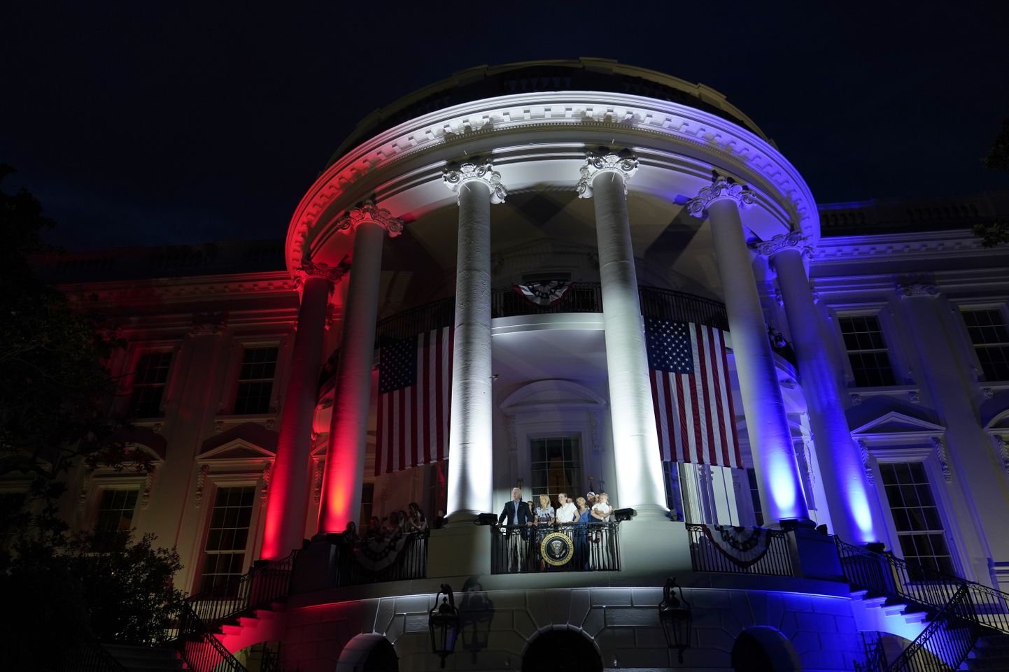 USAs tähistati 4. juulil iseseisvuspäeva. Pildil presidendi residents Valge Maja USA lipu värvides. Rõdul on USA president Joe Bideni ja tema pereliikmed