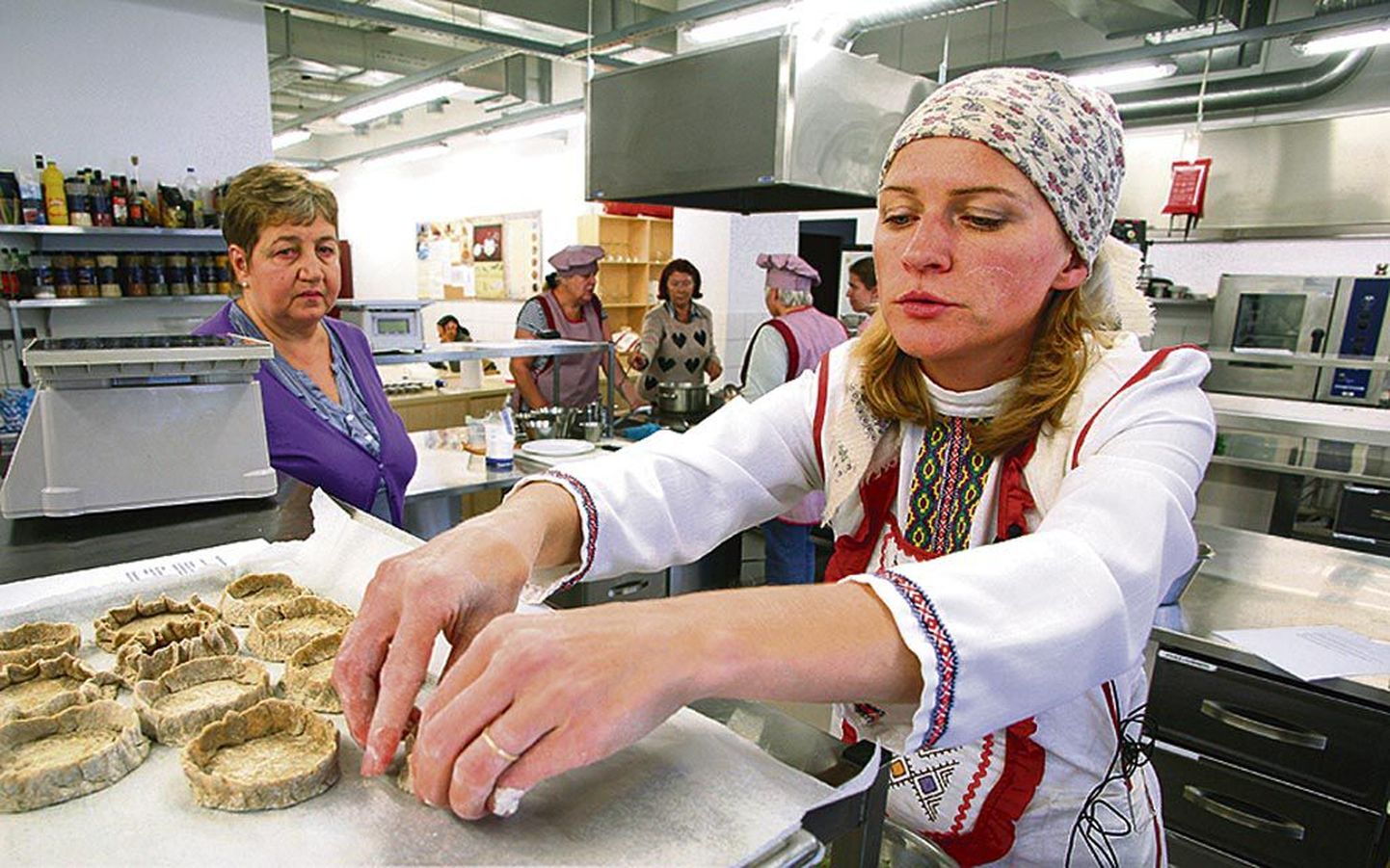 Vadjalased, isurid, setod ja liivlased õpetavad Ljudmila Ruukeliga huvilisi rahvuslikke toite valmistama.