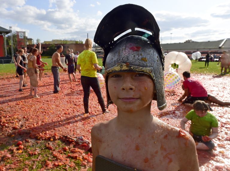 Peterburis toimunud tomatisõjas kasutas poiss enese kaitsmiseks kiivrit.