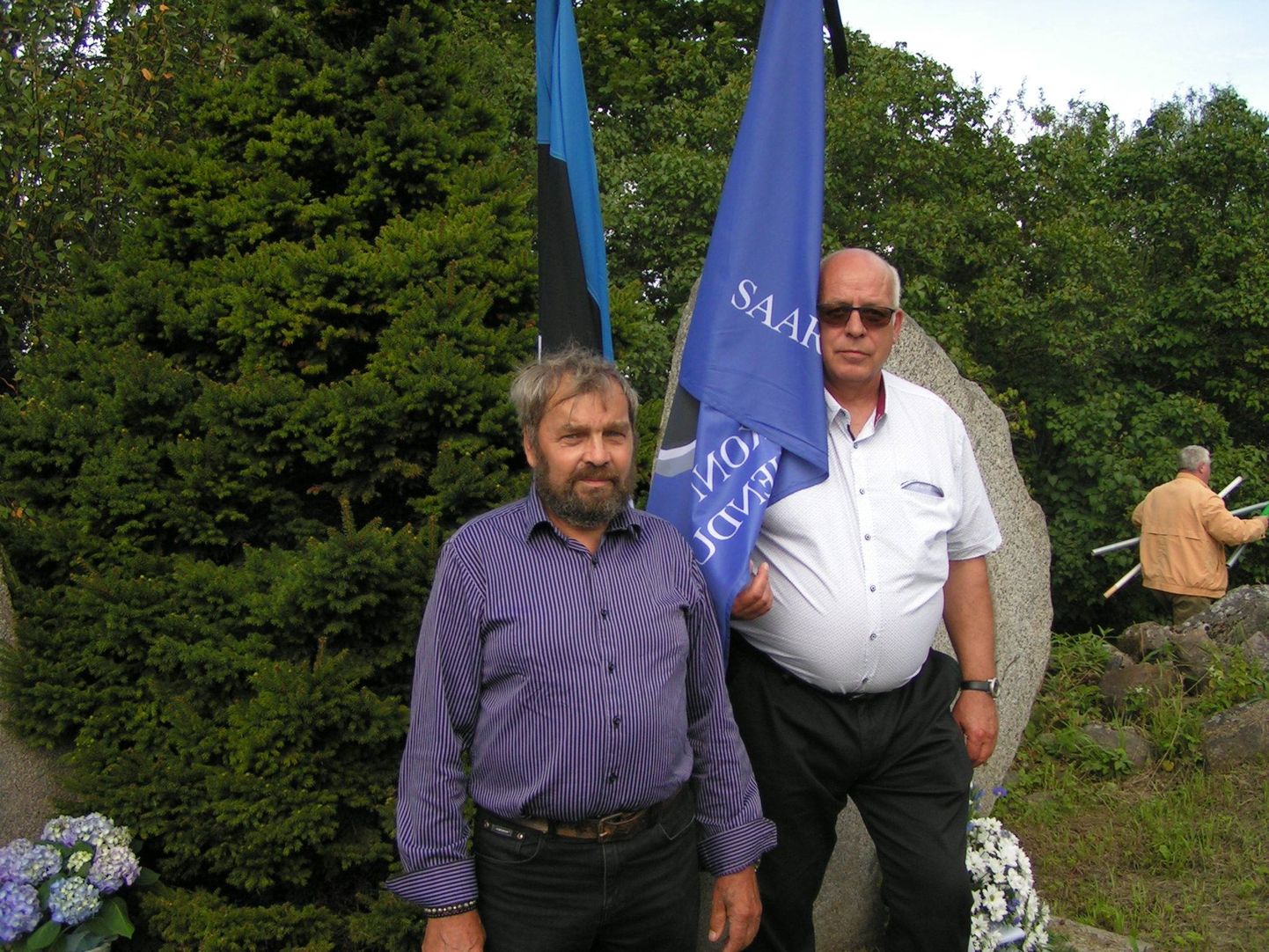 MINEVIKU MEENUTUSEKS: Saaremaa Memento lipu viisid Pilistverre Toivo Argel ja Memento Saaremaa ühingu juht Jaen Teär.
