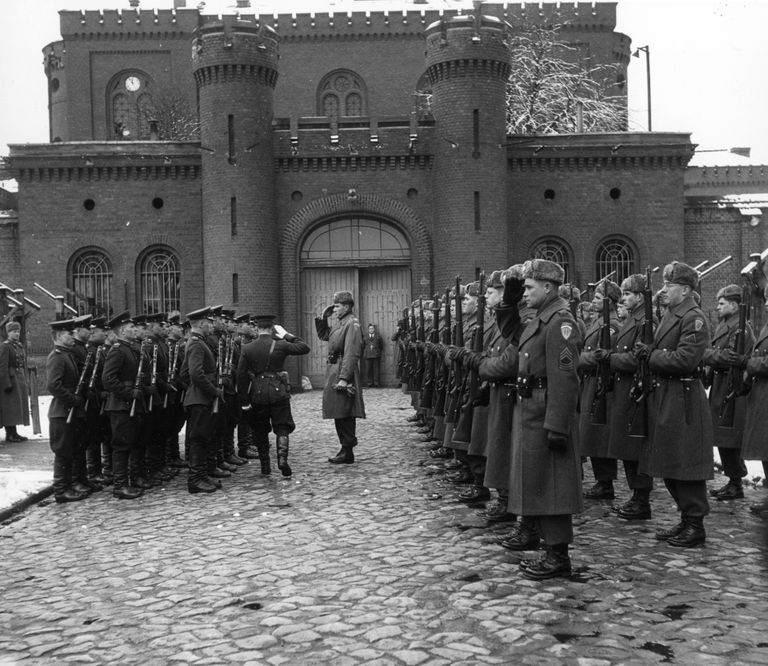 Berliini Spandau vangla jaanuaris 1953. Pildil on näha nõukogude ja ameerika sõdurite vahtkonnavahetust