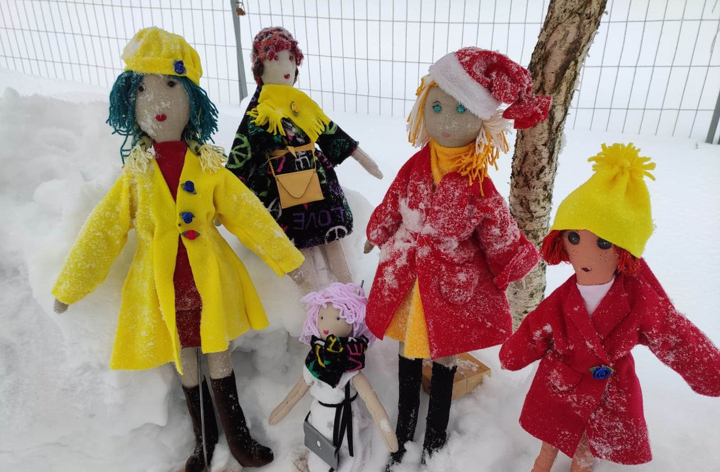 Модный look для кукол смотрится на снегу особенно эффектно.