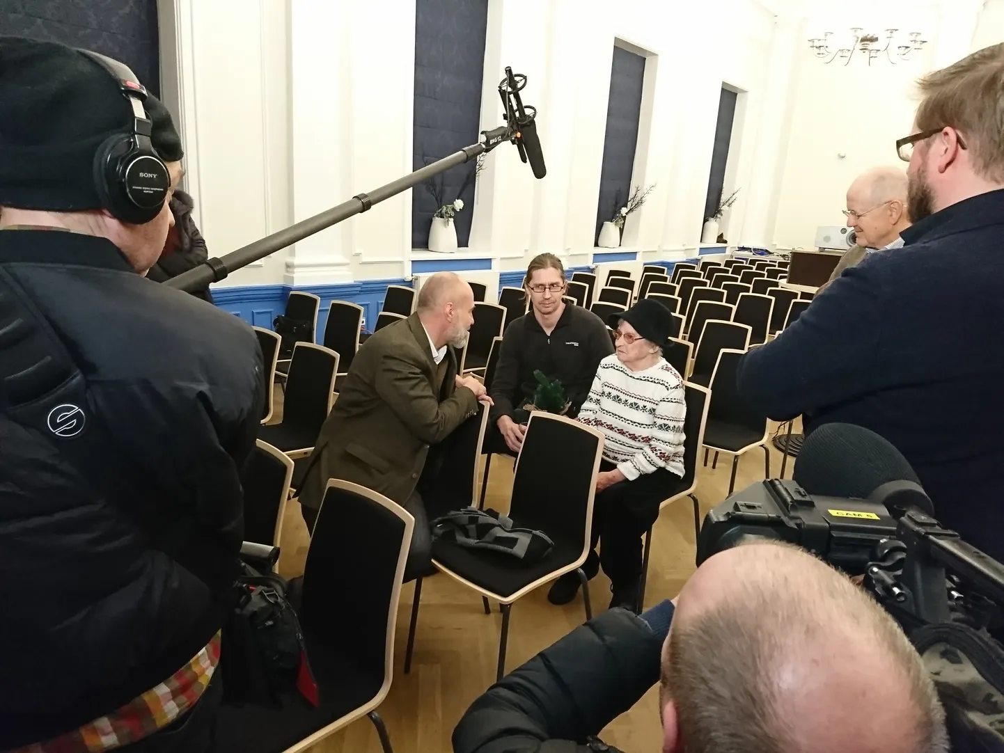 Otepäälanna Vieno Zlobina elukäik on "Igitee" stsenaariumile väga sarnane. ETV  "Pealtnägija" käis Otepääl filmi linastusel ja tegi naisest saatelõigu.