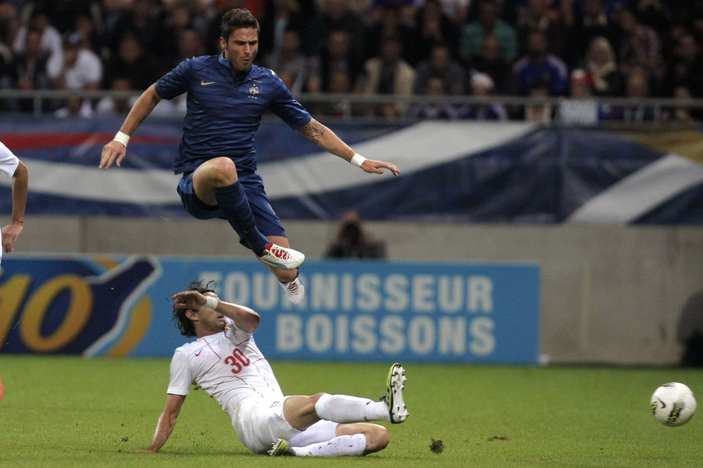 Olivier Giroud kõrgel õhulennul.