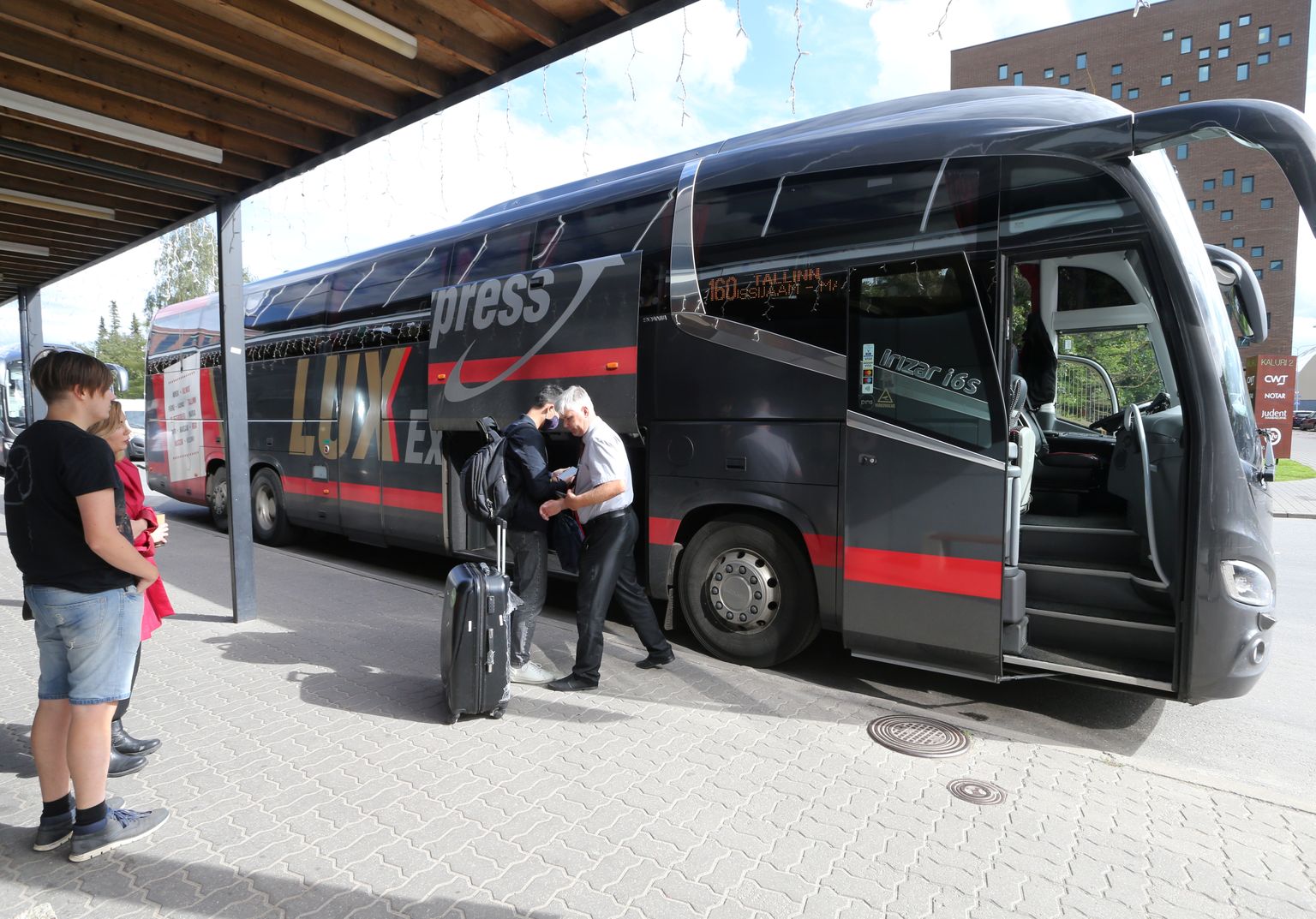 Pildil Lux Expressi buss Tartu bussijaamas.