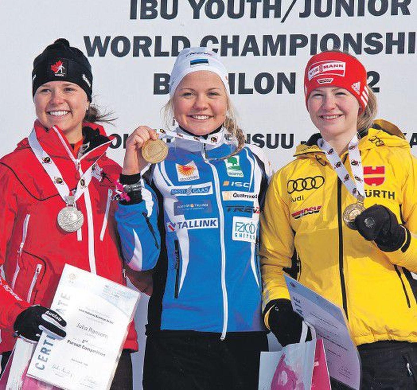 Эстонская биатлонистка Грете Гайм возглавила пьедестал почета на чемпионате мира среди юниоров, опередив Джулию Рэнсом из Канады (слева) и Аннику Кнолл из Германии.