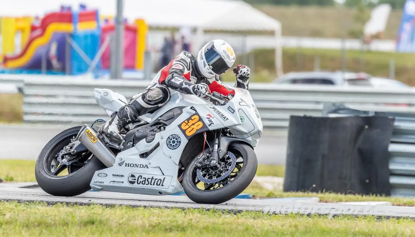 Motoringraja Eesti meistrivõistluste avaetapil Pärnus sõitis Hannes Soomer Superbike’ide klassis välja rajarekordi, kuid pidi võistluse rehvi liigse kulumise tõttu katkestama.