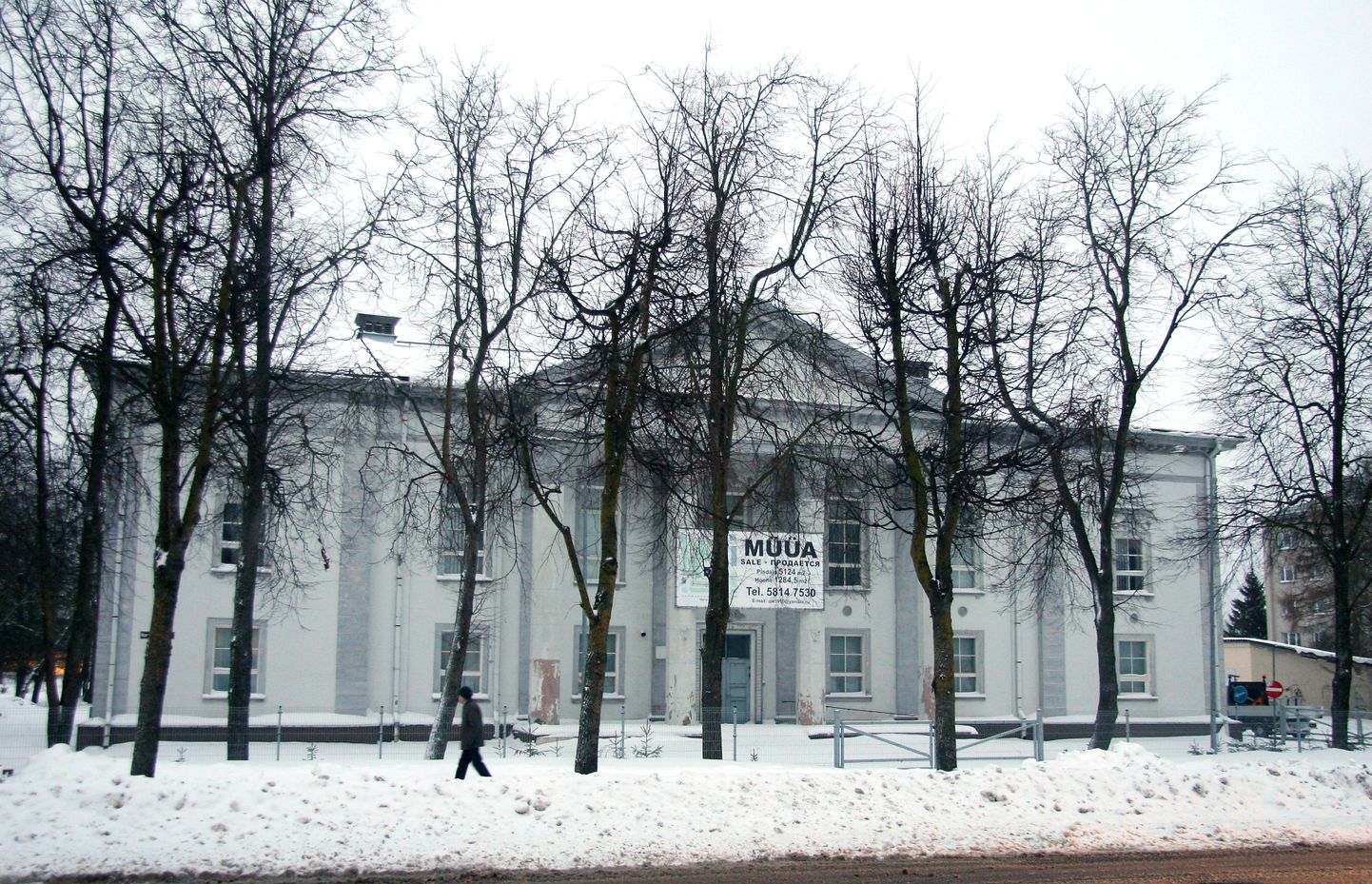 Endisest Kohtla-Järve rajooni kultuurimajast Jõhvi kesklinnas sai 1990ndatel Viru maakohtu hoone, mis tegutses siin 2010. aasta lõpuni, kui Kooli tänaval valmis uus kohtumaja. Sellest ajast on 1956. aastal ehitatud hoone seisnud kasutuseta. PEETER LILLEVÄLI