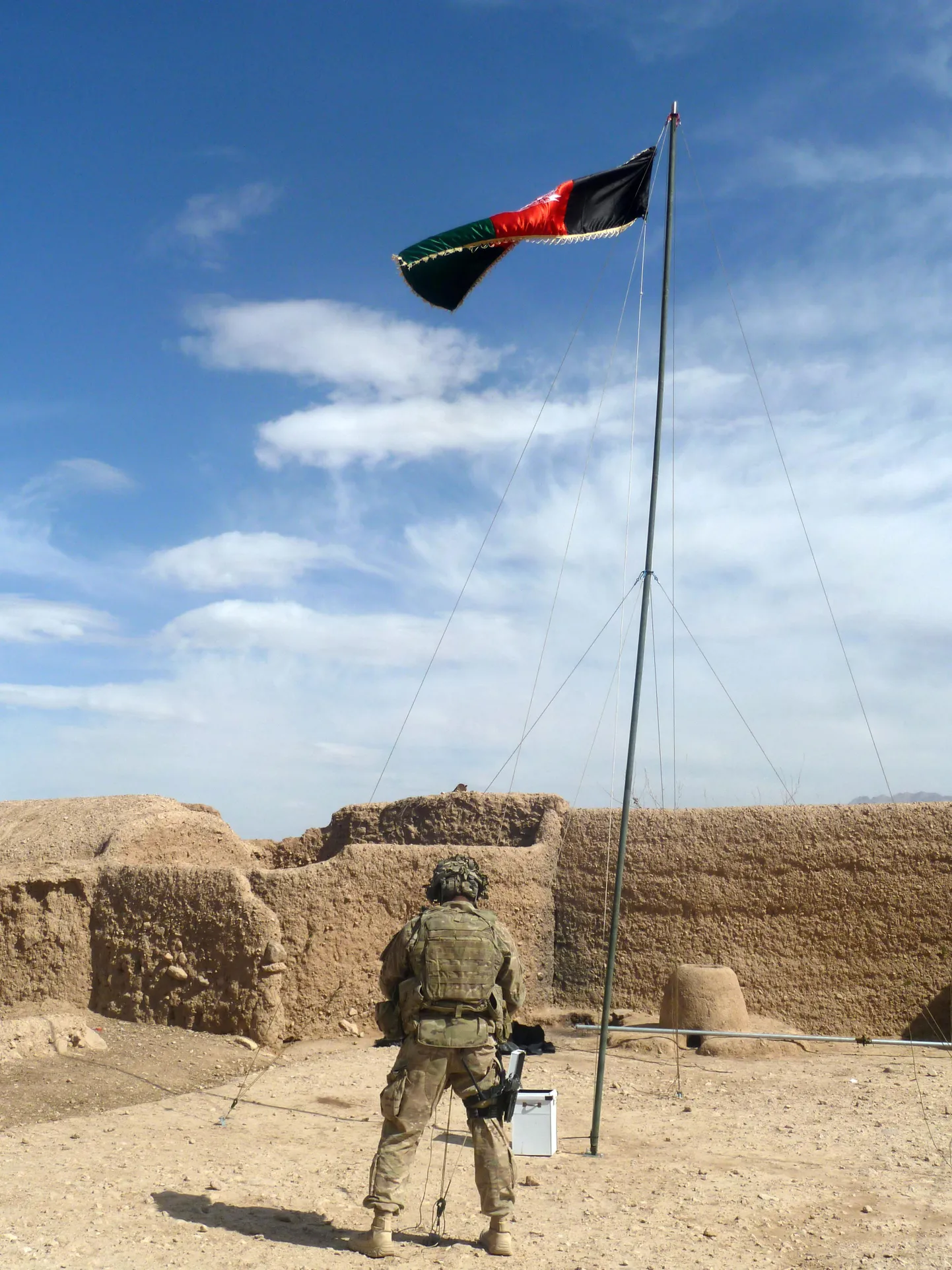 USA sõdur heiskab Afganistani lippu Kandahari provintsis Ghouraki rajoonis, mis läks hiljuti Afganistani armee kontrolli alla koalitsioonijõudude abiga.