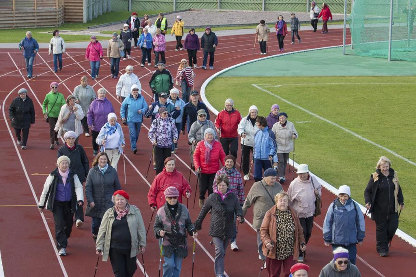 Viljandi linnastaadioni rada oli eile reibastest liikujatest kirju. Pensionäride liidu korraldatav liikumispäev oli järjekorras kolmas.
