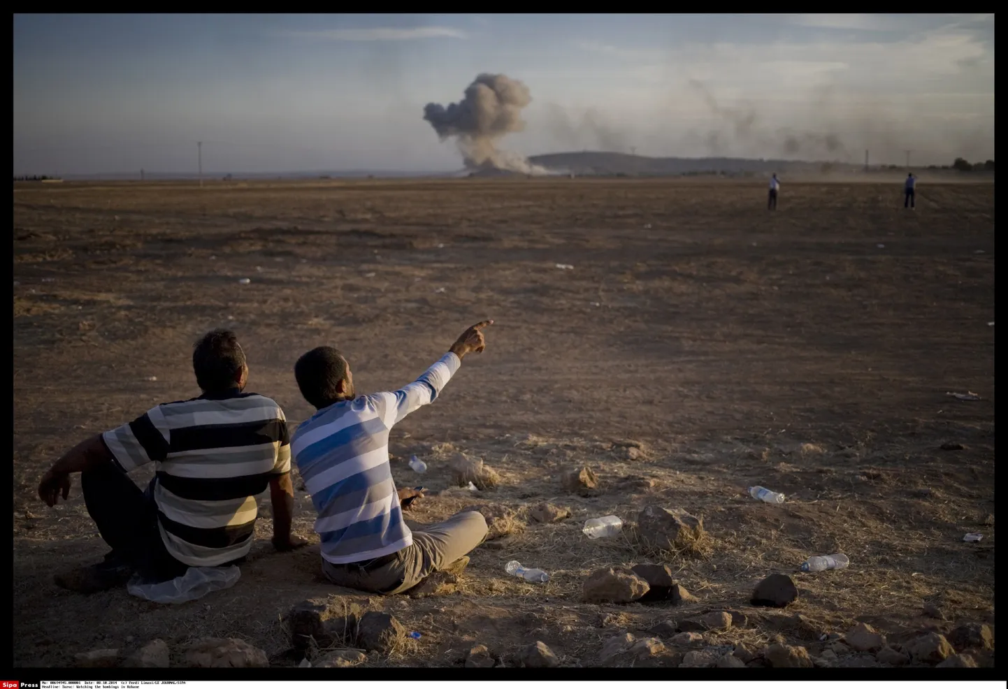 Türgi piiri taga jälgivad inimesed Kobane linnas korraldatavaid õhurünnakuid.