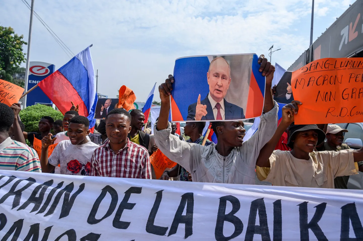 Märtsi alguses lehvisid Kongos Emmanuel Macroni visiidi ajal Prantsusmaa-vastasel meeleavaldusel Putinit toetavad sümbolid.