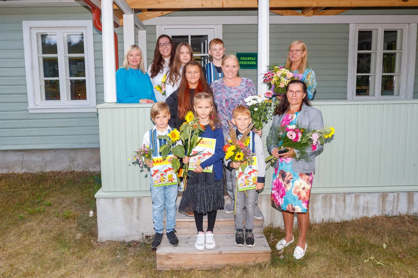 Prangli koolipere 1. septembril koos abivallavanem Marju Aolaidiga (vasakul).