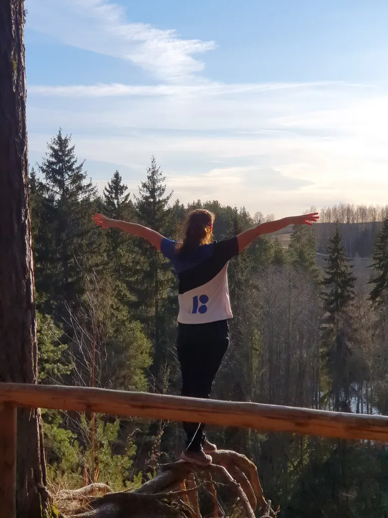 96 häält sai Kaidi Söödi foto sinimustvalge särgiga Eesti looduse taustal.