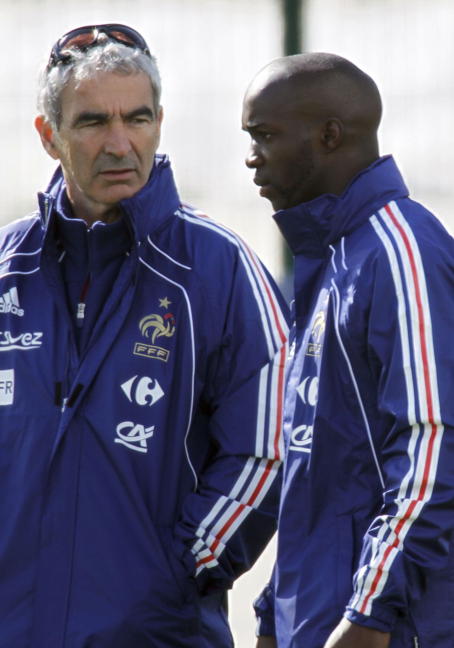 Lassana Diarra (paremal) rääkimas Prantsusmaa koondise peatreeneri Raymond Domenechiga.