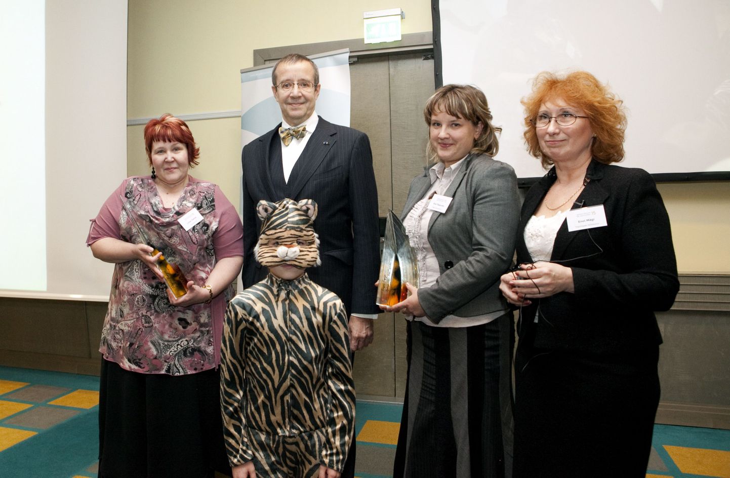 Fotol vasakult: Konguta kooli direktor Liina Tamm, president Toomas Hendrik Ilves, Tiiger, Eva Tsepurko ja Tiigrihüppe Sihtasutuse juhataja Enel Mägi.