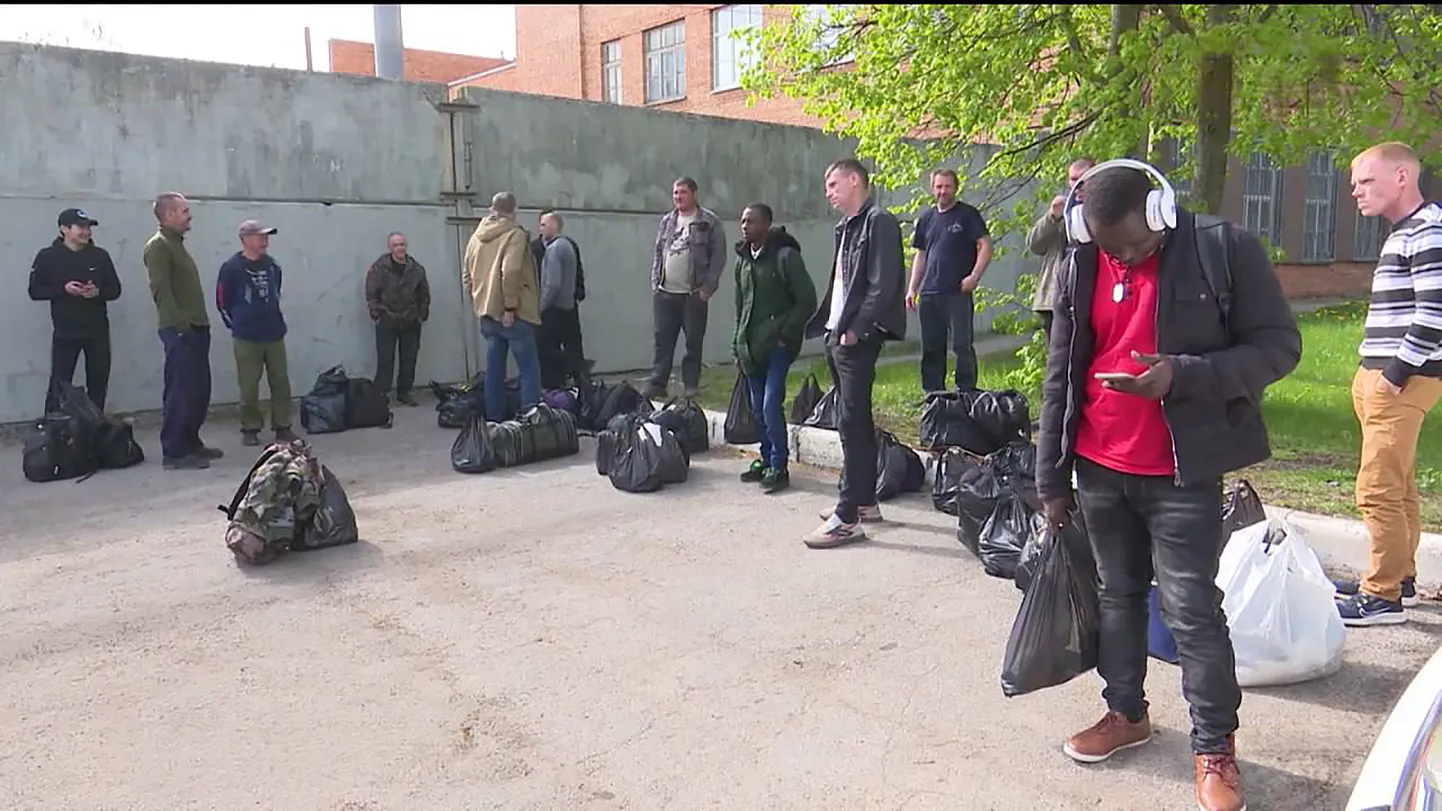 Pihkvast tänavu Ukrainasse sõdima värvatud lepingulised sõdurid.