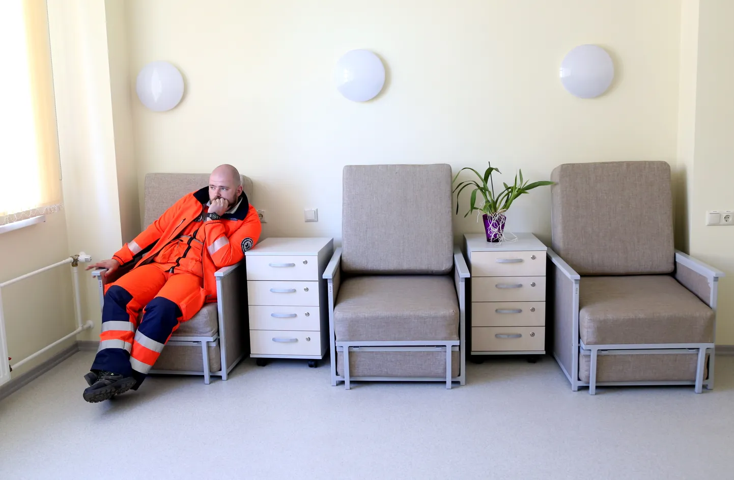 Neatliekamās medicīniskās palīdzības dienesta (NMPD) darbinieks. Ilustratīvs attēls.