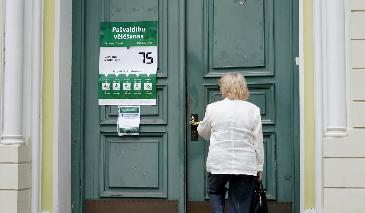 Pašvaldību vēlēšanu iepriekšējā balsošana 75. vēlēšanu iecirknī Rīgas Valsts 1. ģimnāzijā.