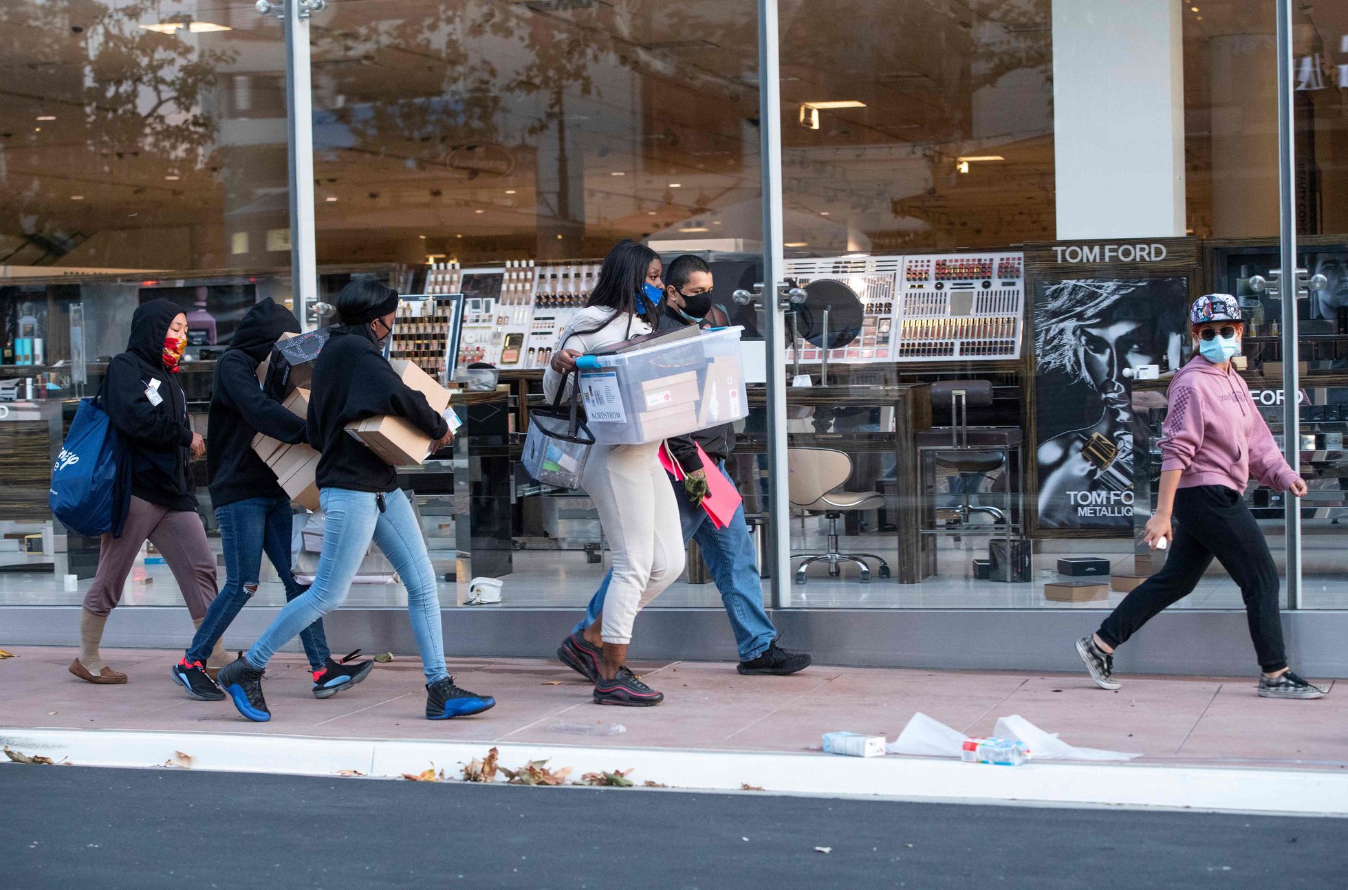 Teisipäeval alguse saanud meeleavaldused ägenesid nädala lõpuks üleriigiliseks mässuks. Pildil on laupäeval Los Angelese poodi rüüstanud ja röövinud kodanikud. 