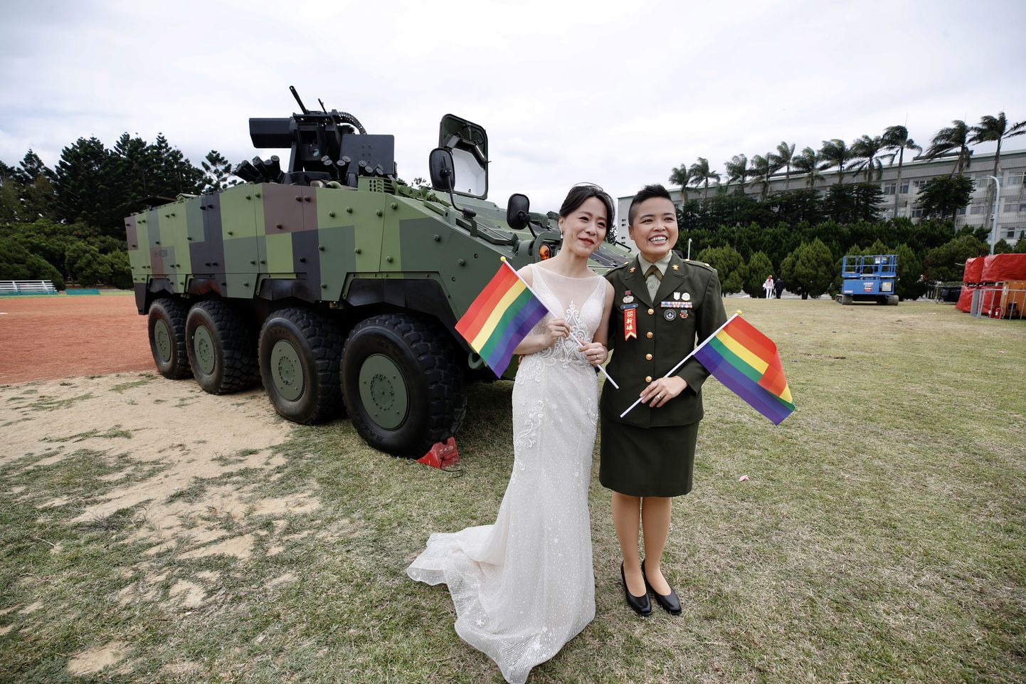 Vastabiellunud naised Yi Wang (paremal) ja Yumi Meng Taiwani sõjaväe pulmatseremoonial 30. oktoober 2020.