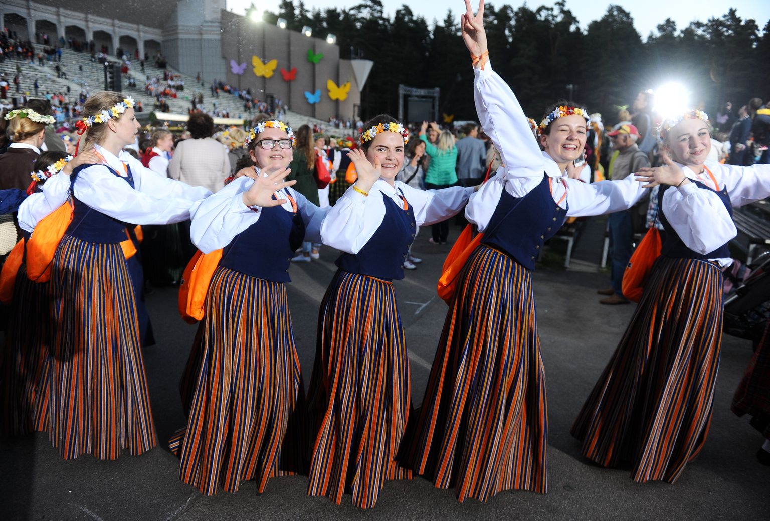 Svētku dalībnieki pēc XI Latvijas skolu jaunatnes dziesmu un deju svētku noslēguma koncerta "Manā dziesmā tu..." Mežaparka Lielajā estrādē. Ilustratīvs attēls.