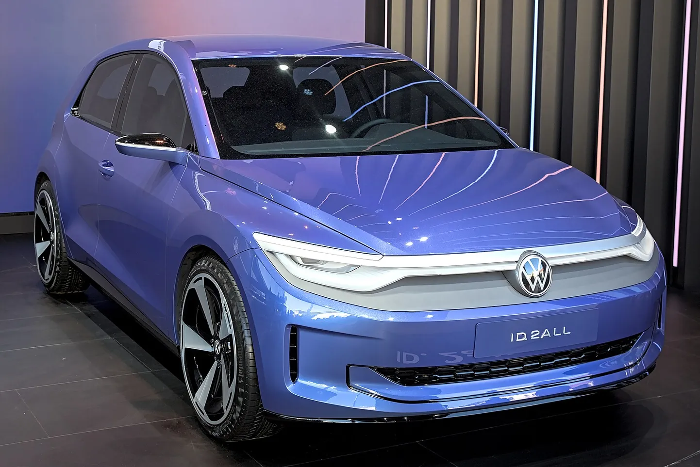 VW ideeauto ID.2all oli esialgu mõeldud selleks, et juht saaks valdavalt kahe puutetundliku ekraani vahendusel erinevaid funktsioone juhtida. Uues sisekujunduses on vajutatavad-pööratavad-nihutatavad nupud-hoovad tagasi.