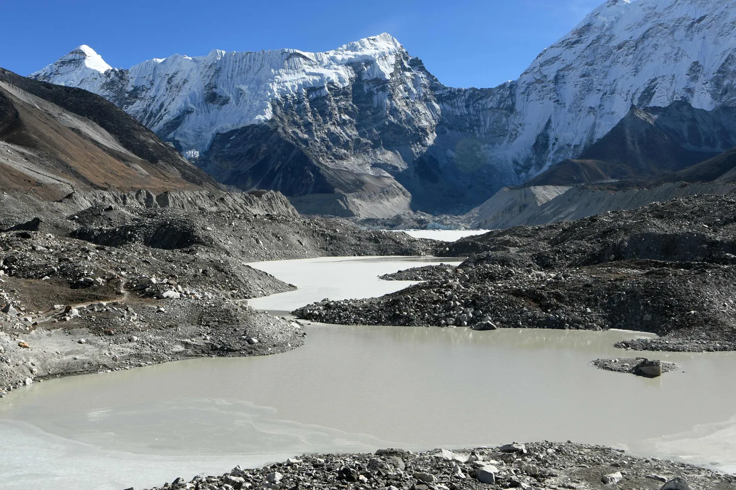 Imja liustikujärv Nepalis.
