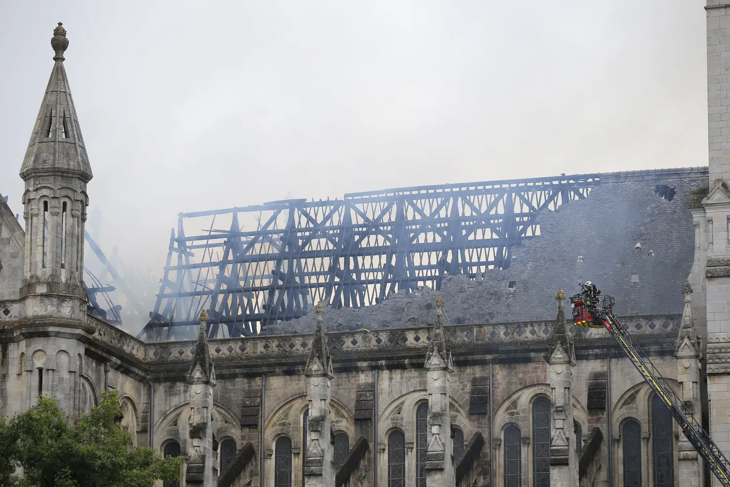 Tuletõrjujad täna Nantes'i kadedraali kustutamas.