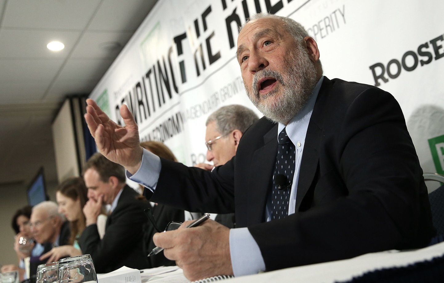 Joseph Stiglitz (esiplaanil).