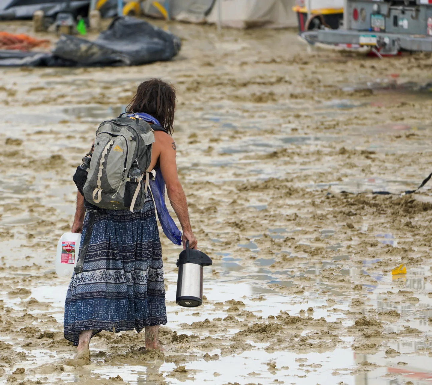 Ootamatult saabunud paduvihm ja sellega kaasnenud paks muda on festivalilt lahkumise muutnud ülikeeruliseks
