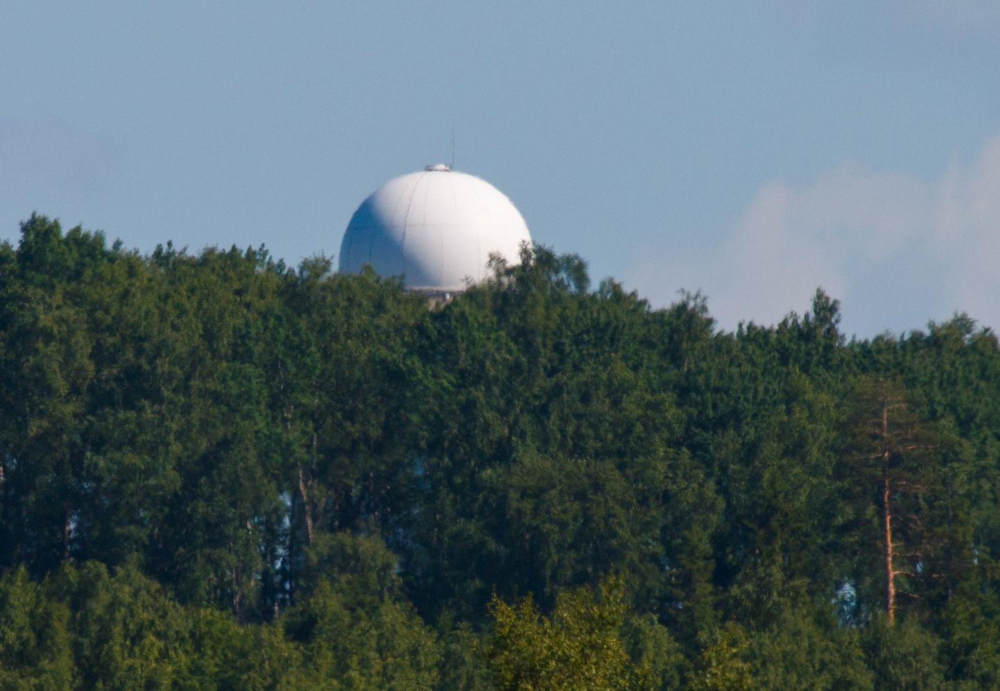 Valgamaal Pilkuse külas Tõikamäel asub Eesti õhuväe õhuseiredivisjoni hallatav radarijaam.