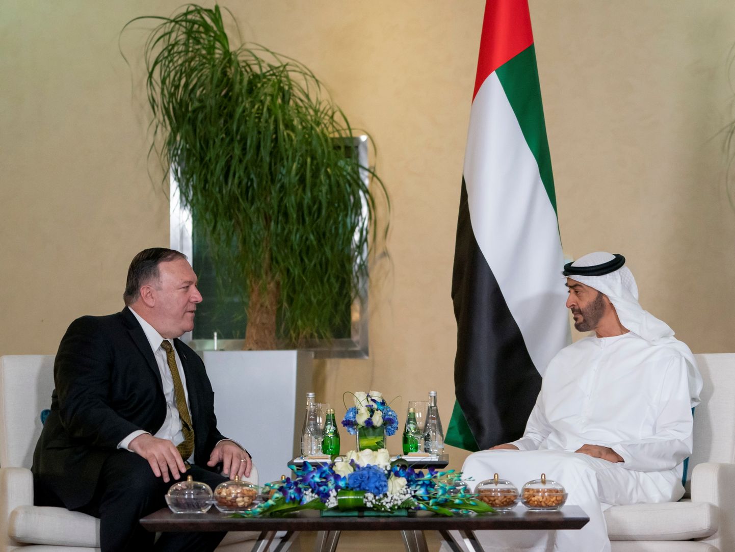 USA välisminister Mike Pompeo (vasakul) esmaspäeval Abu Dhabi kroonprintsi ja Araabia Ühendemiraatide relvajõudude asejuhi Mohammed bin Zayediga kõnelusi pidamas.