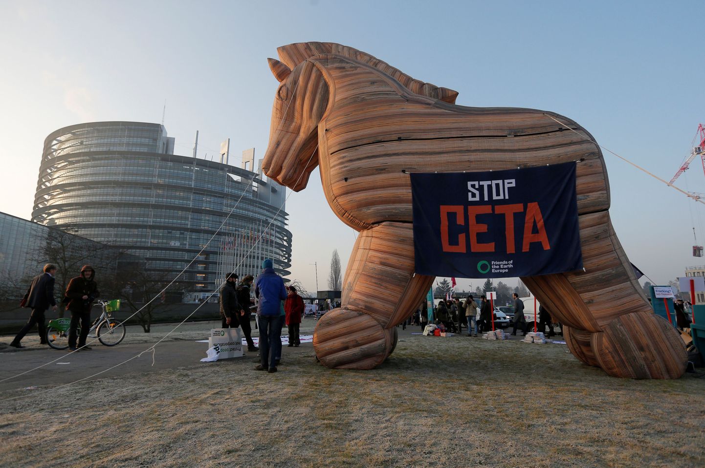CETA-vastased protestijas Euroopa Parlamendi hoone ees.