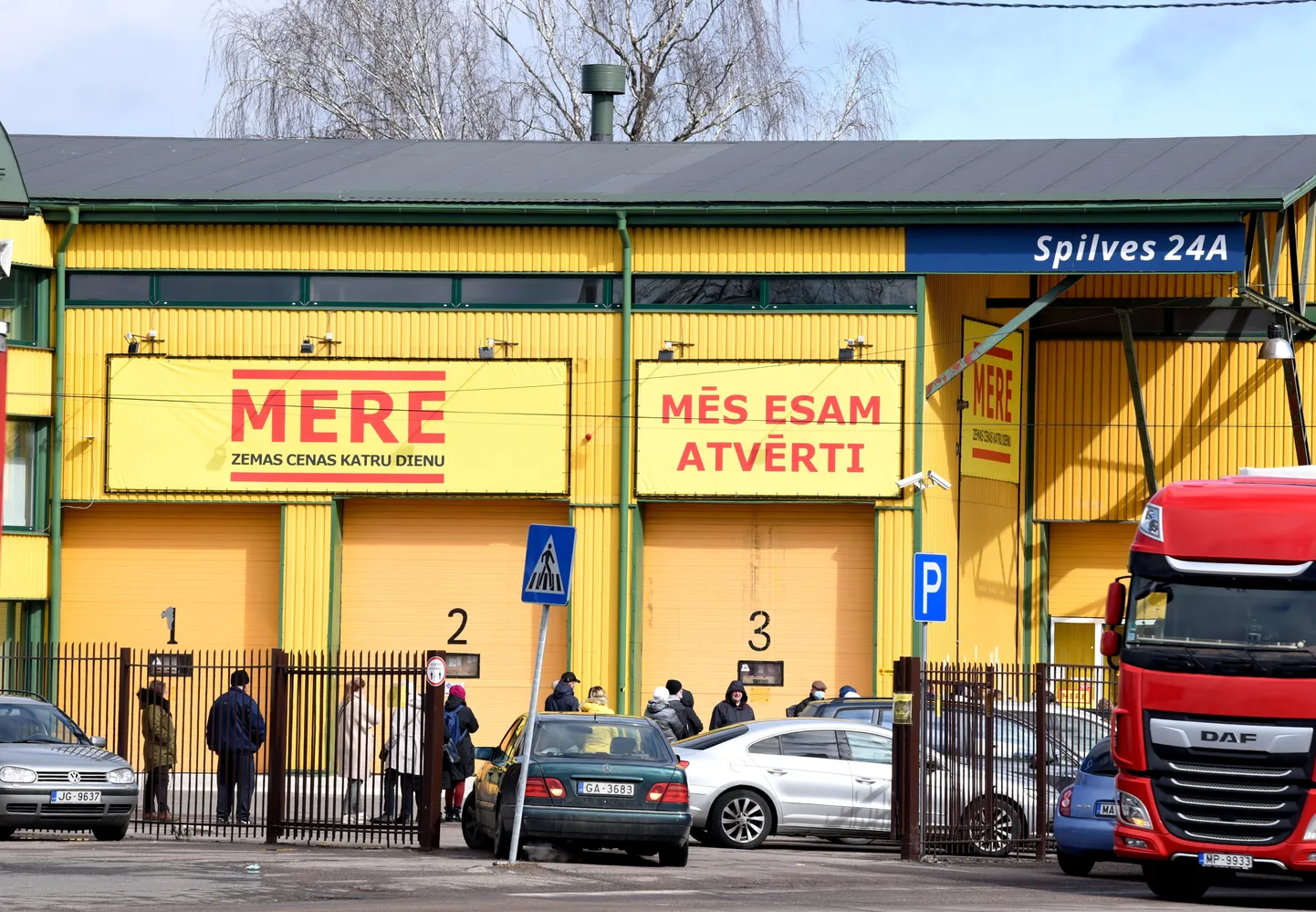 Люди у магазина дешевых товаров Mere