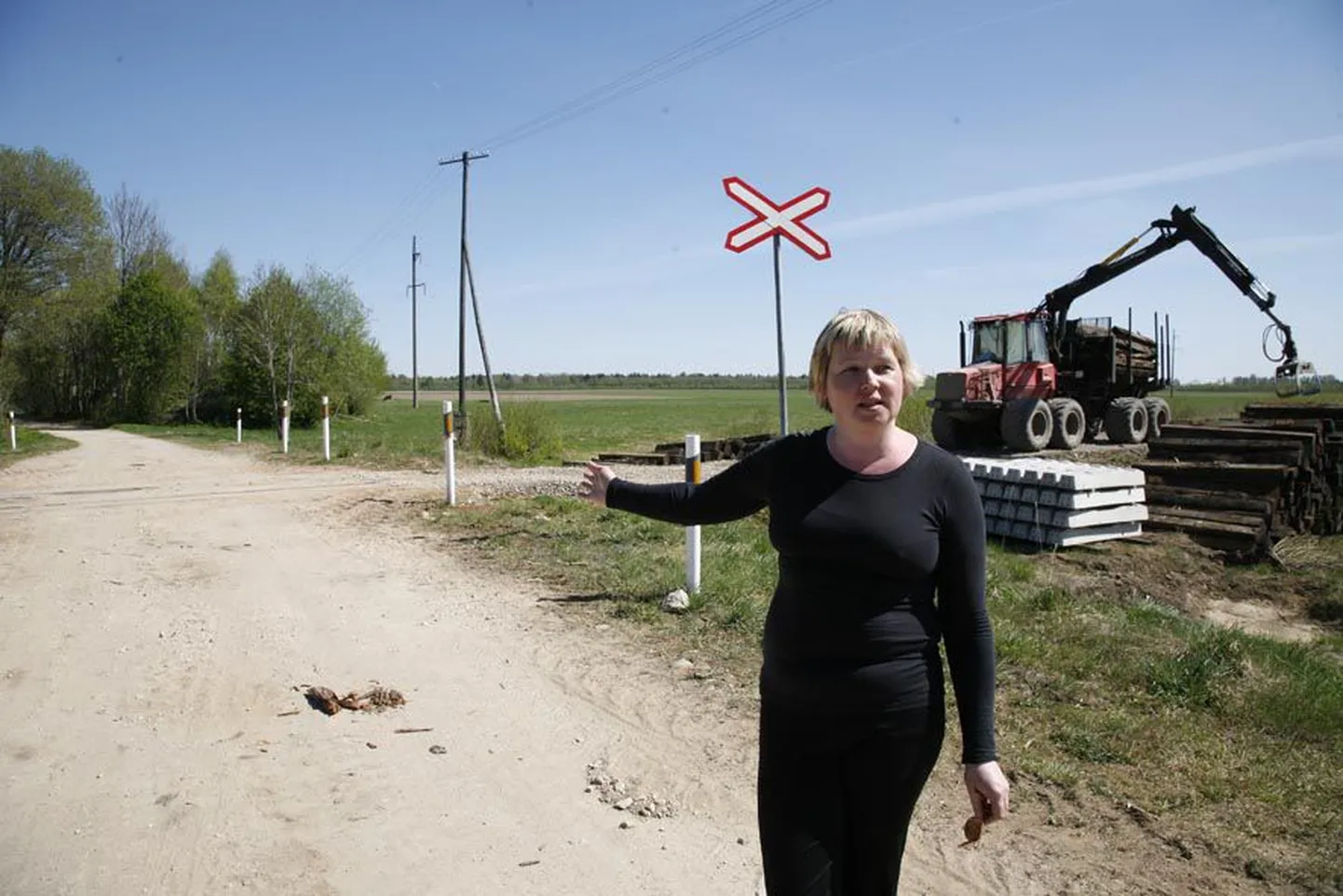 Pibari ülesõidukohalt on Pibari Farmeri põldudele vaid pool kilomeetrit, ülesõidu lammutamise järel tuleb sõita kaheksakilomeetrise ringiga läbi Ollepa küla. Heli Koit arvab, et niimoodi majandada ei ole mõttekas ja targem oleks ettevõttega mujale kolida.