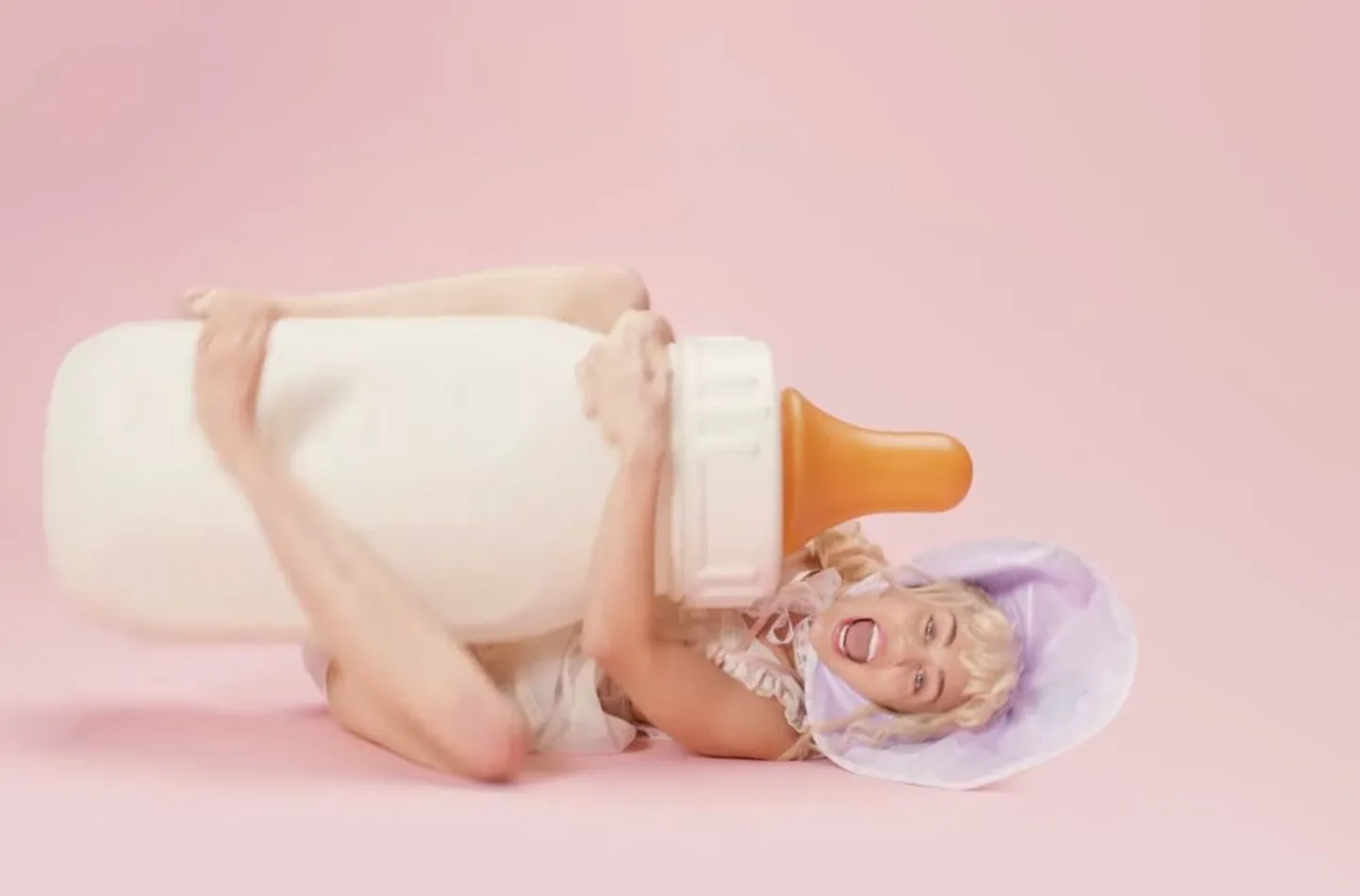 Miley Cyrus muusikavideos «BB Talk»