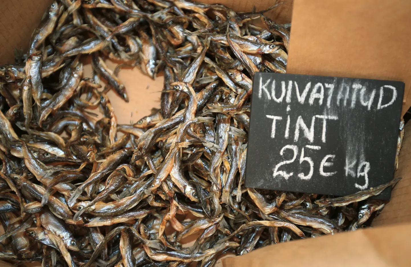 Kuna Peipsi tindi püügiaeg on lühike, siis kala enamasti kuivatatakse.