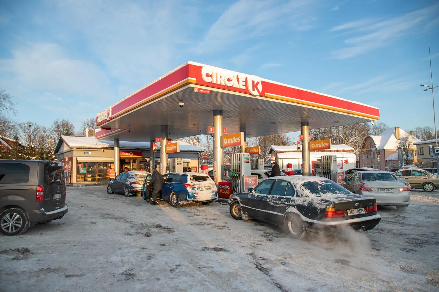 Odav hind tõid autojuhid Viljandi tanklatesse sappa.