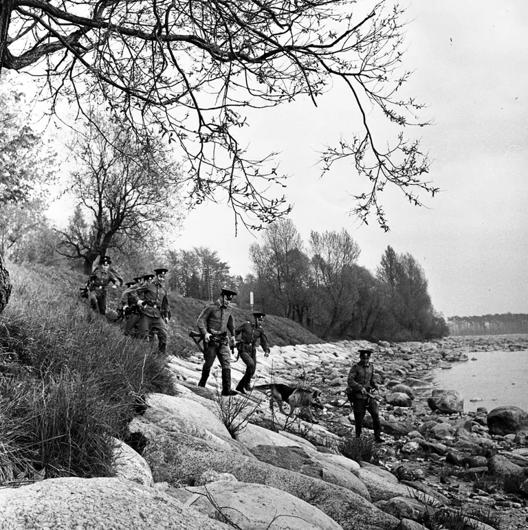 Piirivalvurid ringkäigul piiritsoonis.