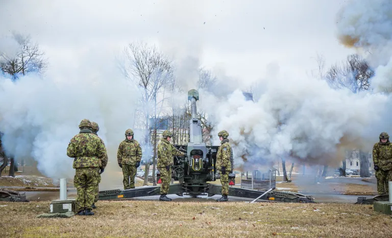 Kaitseväe peastaabi juures lasti haubitsatest aupauke. Foto: kaitseväe peastaap
