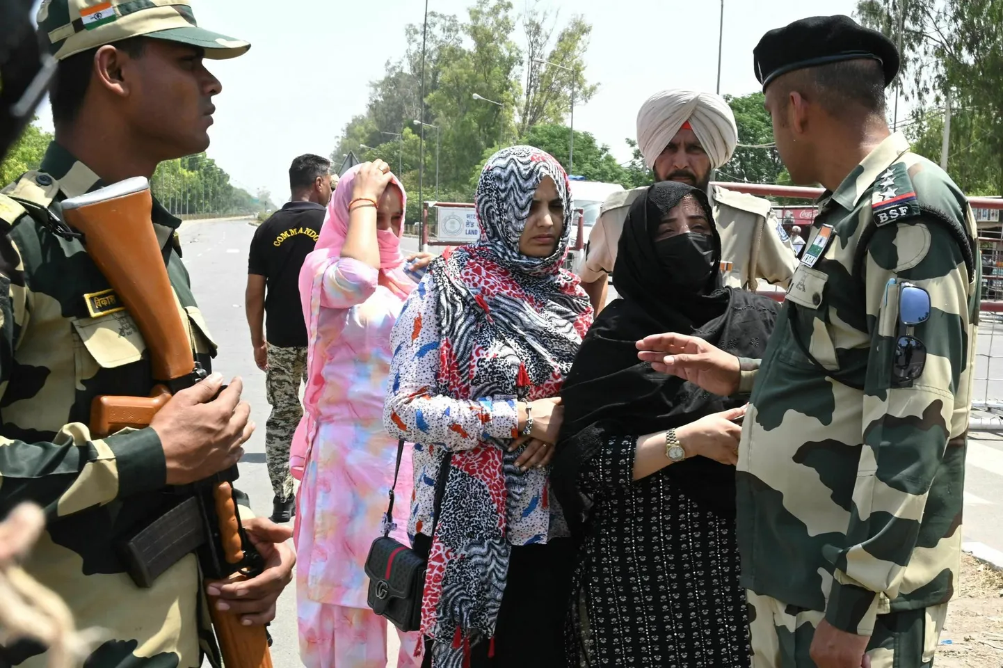 Pakistanlasega abiellunud India naised rääkimas India piirivalvuritega Amritsari lähistel.