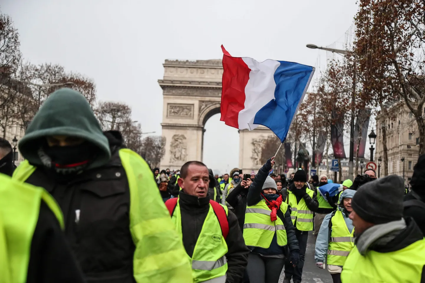 Parīzē turpinās "Dzelteno vestu" protesti