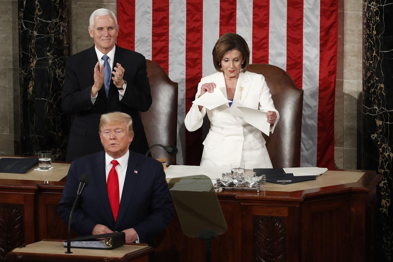 Samal ajal kui asepresident Mike Pence aplodeeris president Donald Trumpi kõnele, rebis esindajatekoja spiiker Nancy Pelosi koopia presidendi kõnest pooleks.