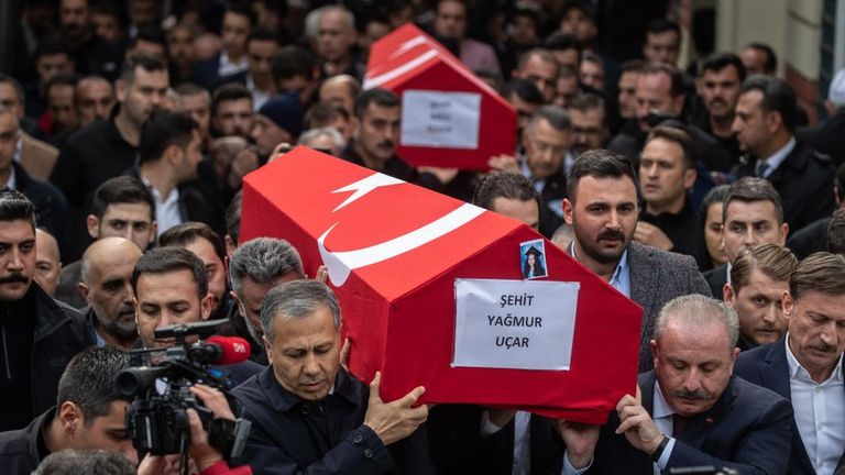 Похороны погибших от взрыва бомбы в Стамбуле