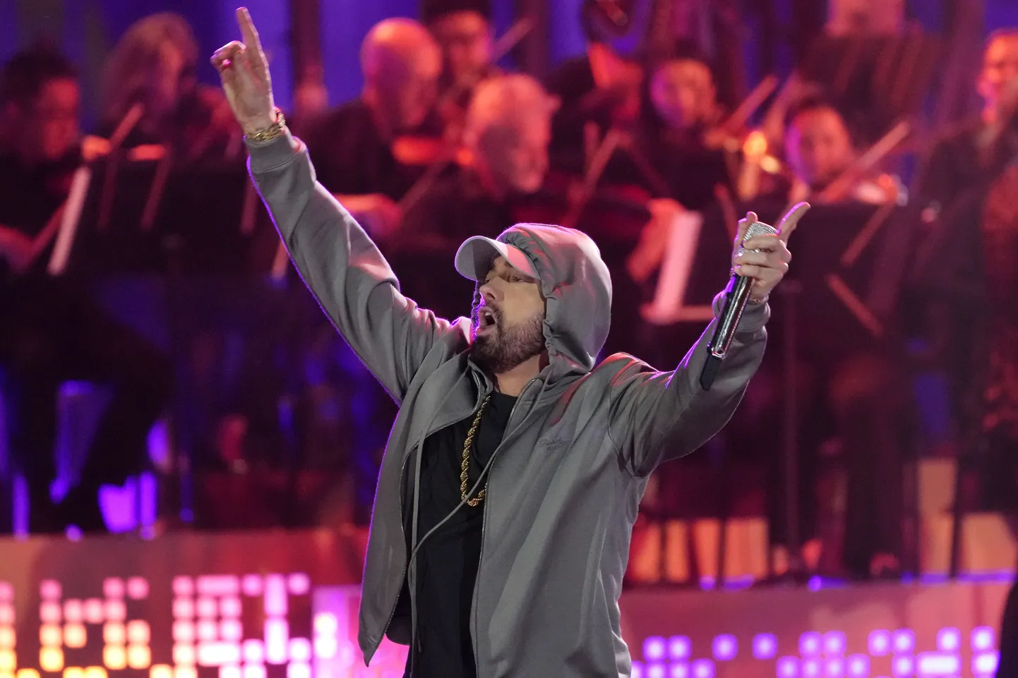Räppar Eminem.